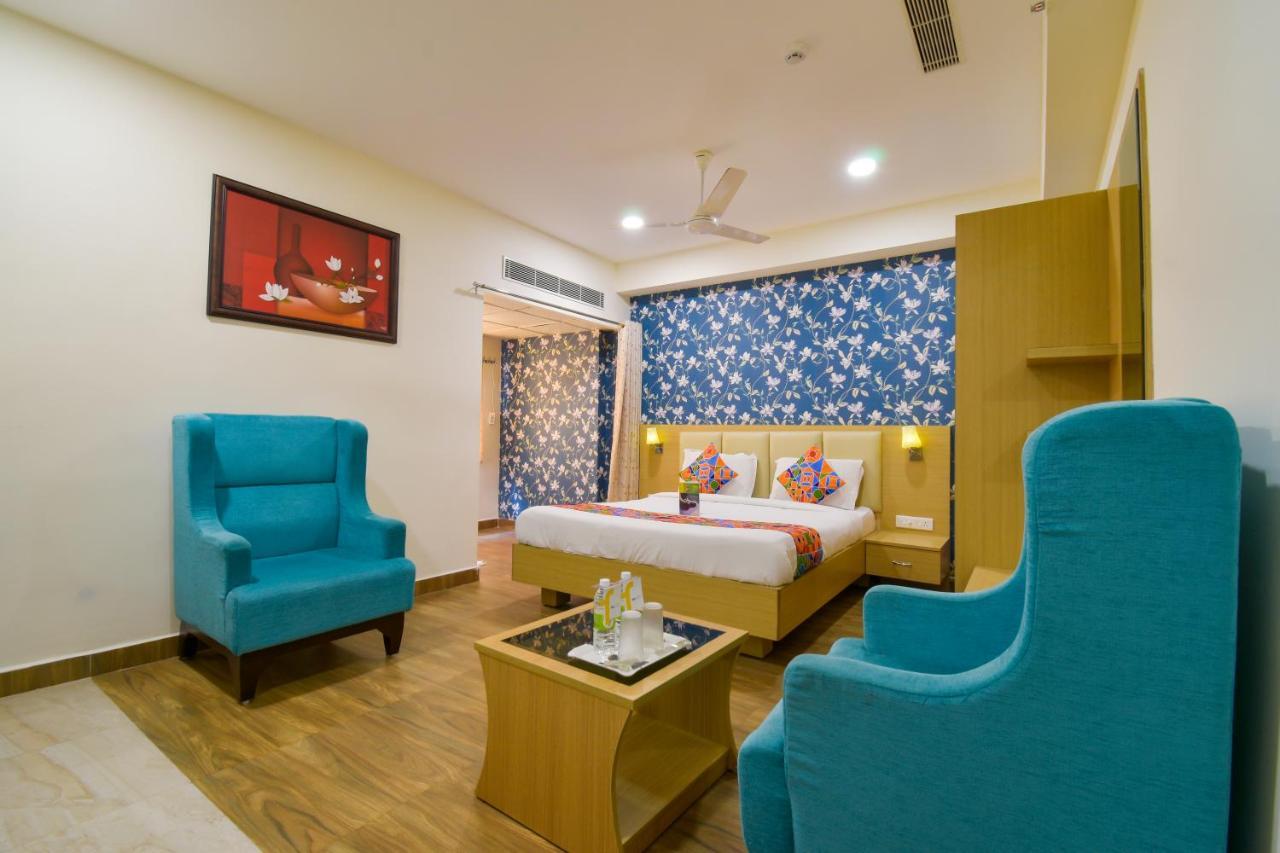 Hotel Raintr33 Хайдарабад Экстерьер фото