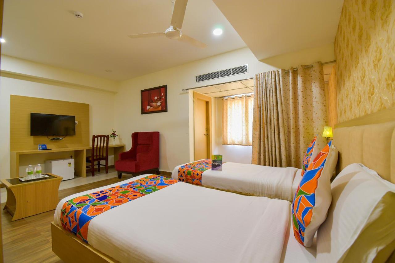 Hotel Raintr33 Хайдарабад Экстерьер фото