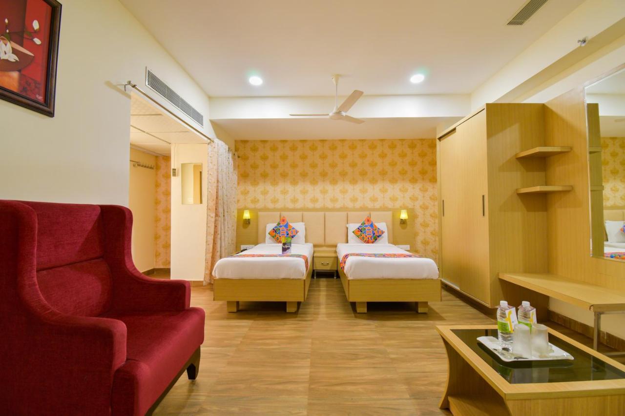 Hotel Raintr33 Хайдарабад Экстерьер фото